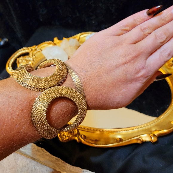 SOLD VINTAGE GOLD MESH HINGE CUFF BRACELET - Picture 13 of 14